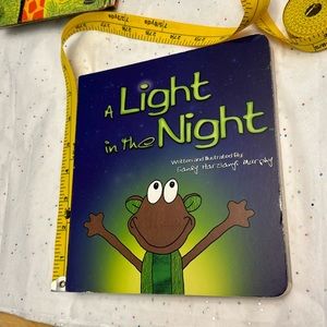 🍀2/10.00🍀 A Light on the Night board book, like new